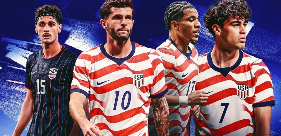Cuatro jugadores de fútbol de Estados Unidos posando