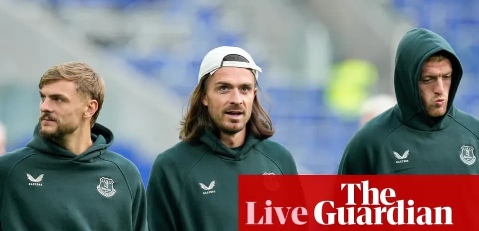 Tres jugadores de Everton caminando juntos en el estadio