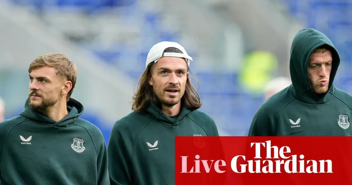 Tres jugadores de Everton caminando juntos en el estadio