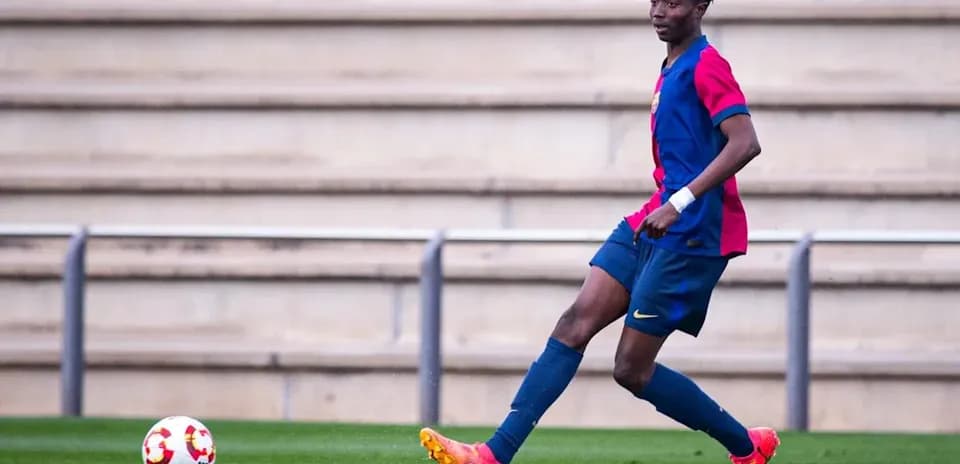 Jugador de fútbol de Barcelona controlando el balón