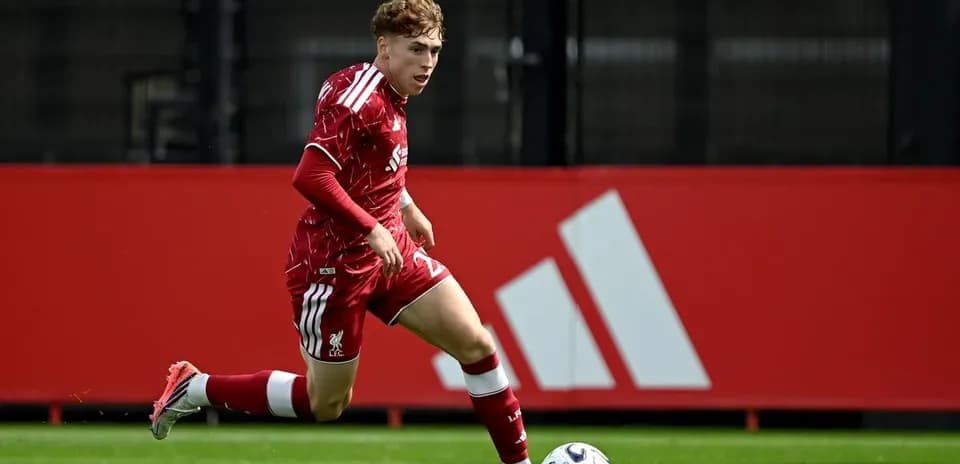 Jugador de Liverpool corriendo con el balón en campo
