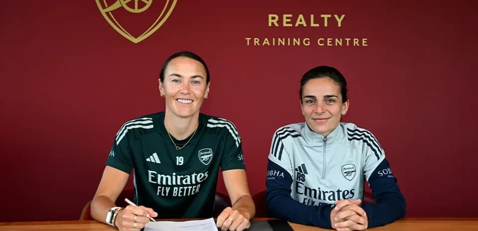 Jugadoras de Arsenal firmando contrato en la oficina