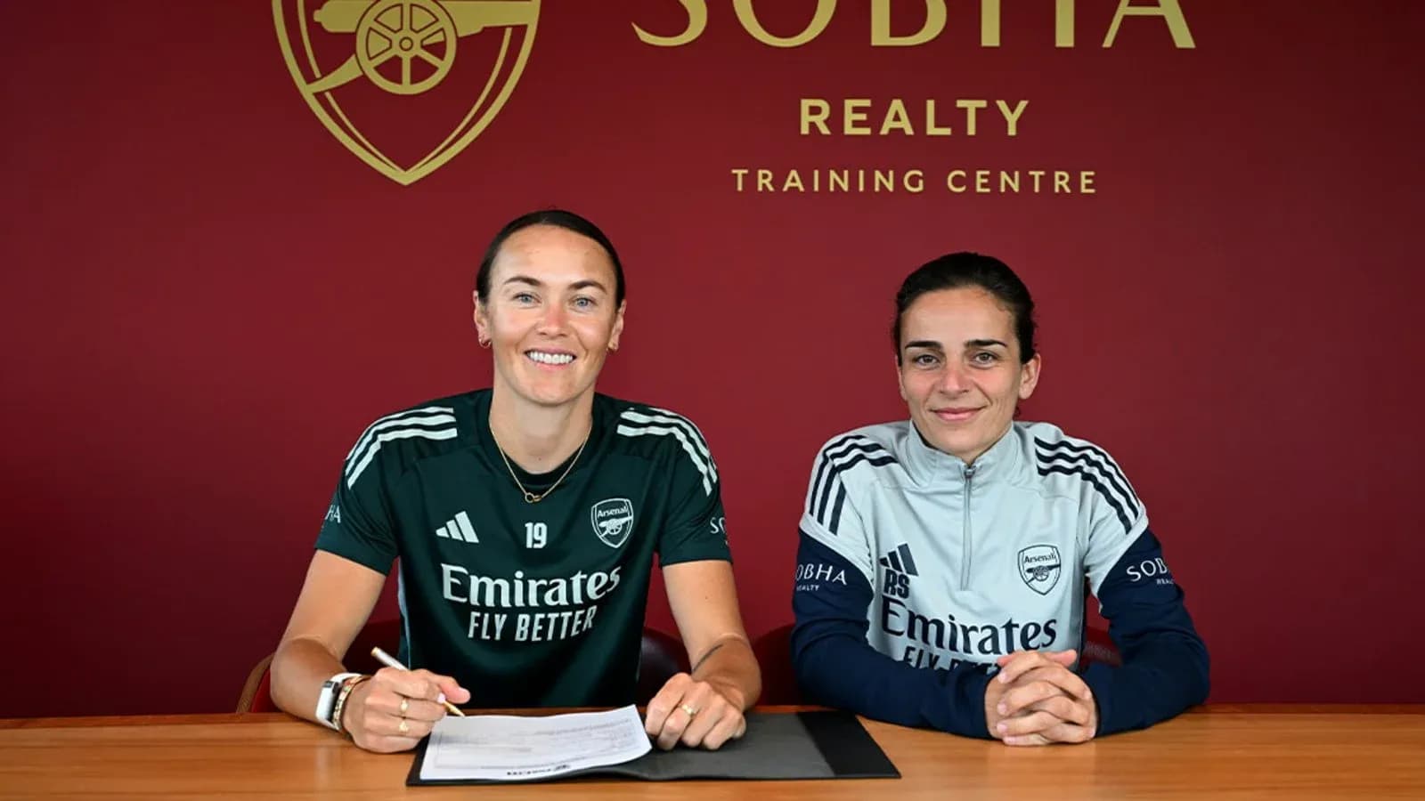 Jugadoras de Arsenal firmando contrato en la oficina