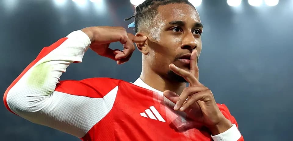 Jugador celebrando con gesto de silencio después de gol