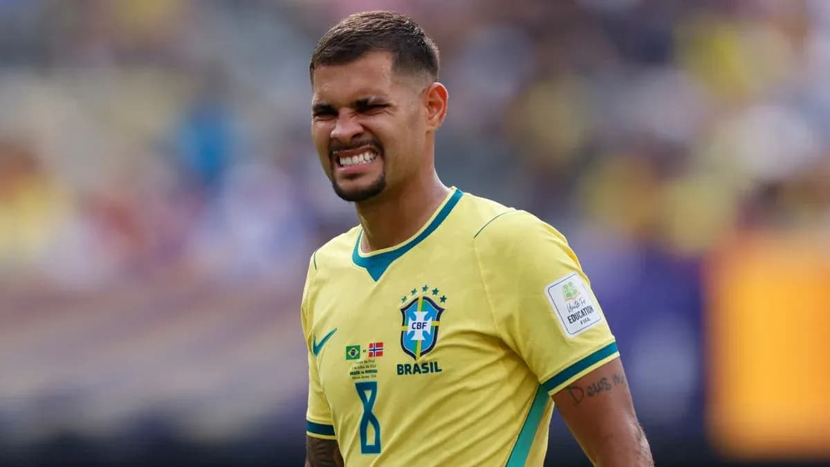 Jugador de Brasil en camiseta amarilla durante partido