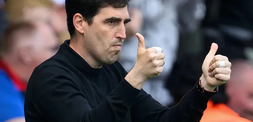 Entrenador dando pulgares arriba en el partido