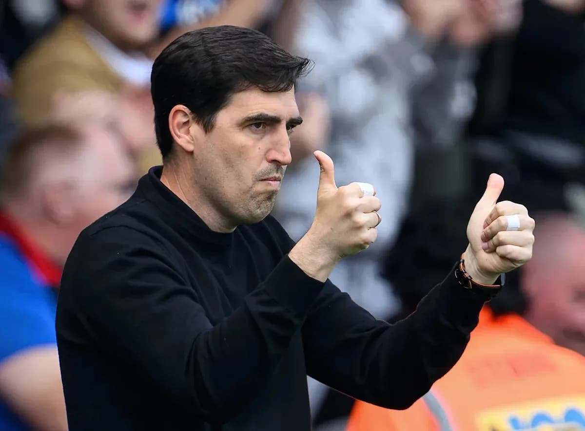 Entrenador dando pulgares arriba en el partido