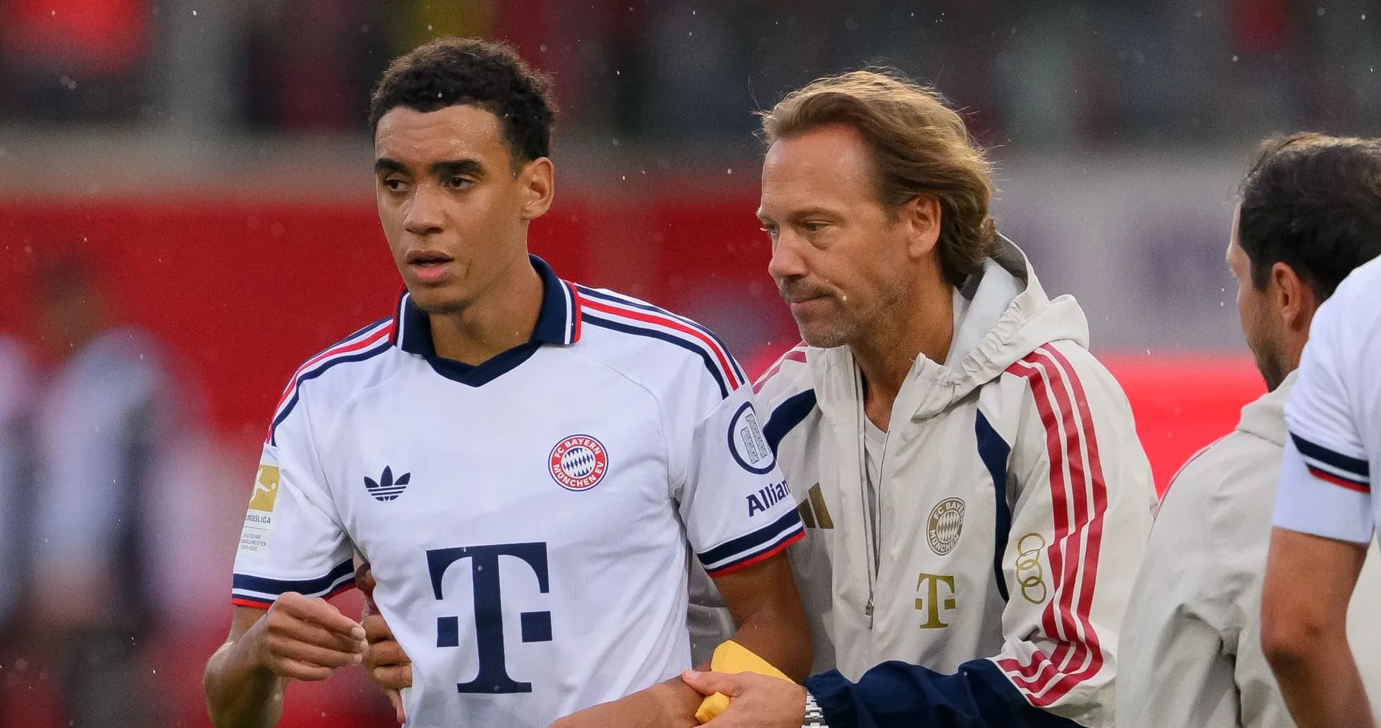 Jugador de Bayern Munich siendo atendido por el cuerpo técnico