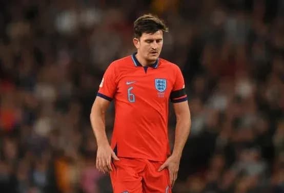 Jugador de Inglaterra caminando por el campo
