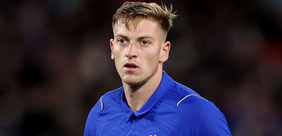 Jugador de Chelsea en uniforme azul en el campo