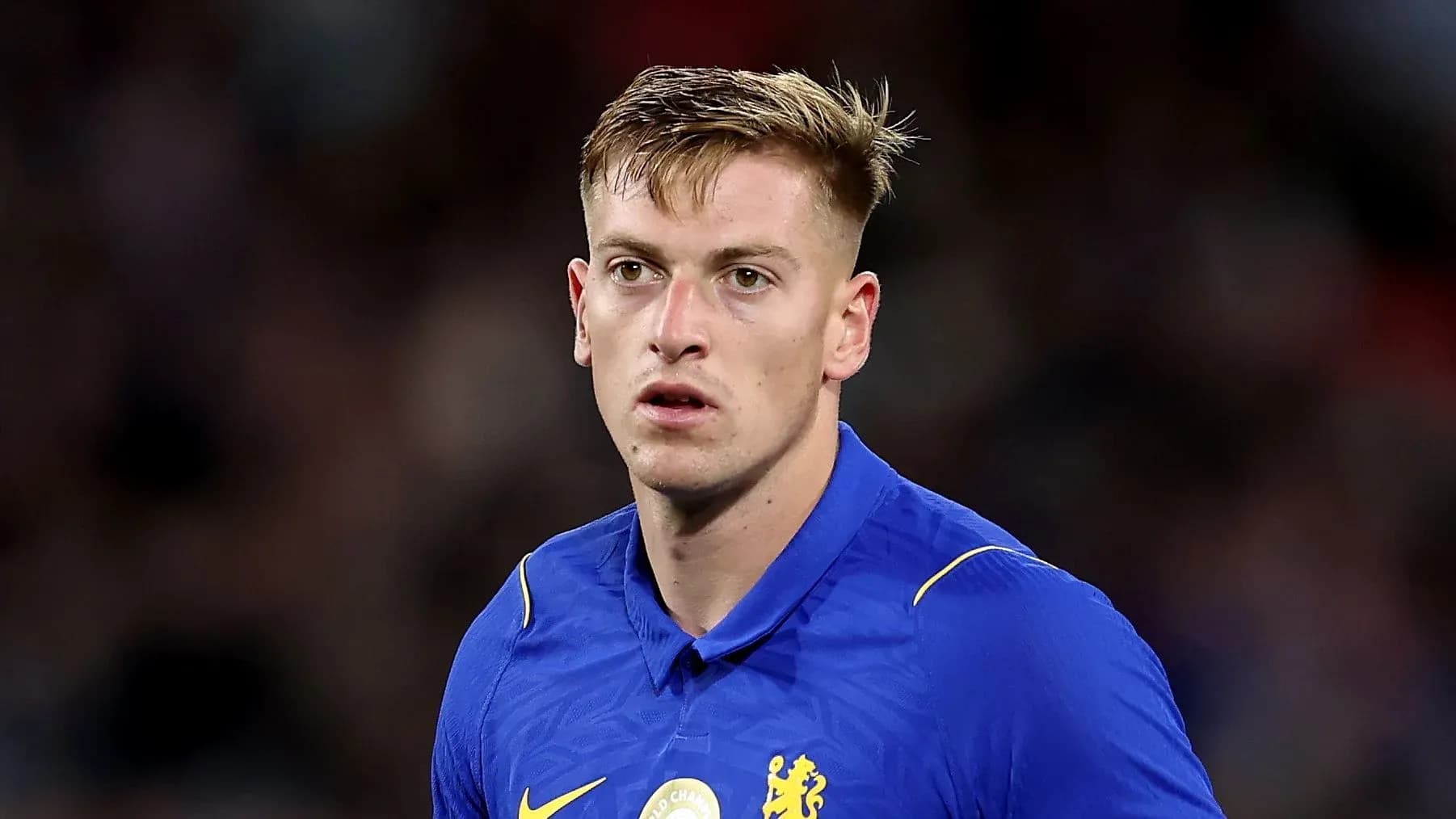 Jugador de Chelsea en uniforme azul en el campo
