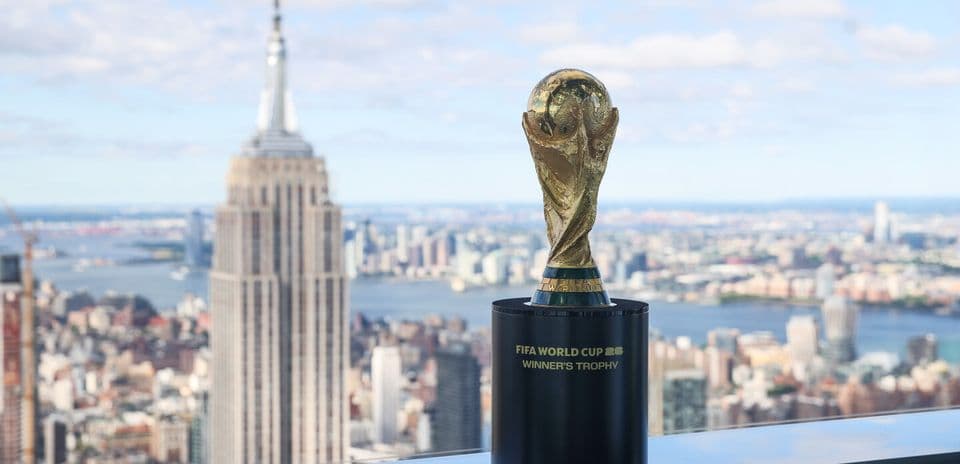 Trofeo de la Copa del Mundo con el horizonte de Nueva York