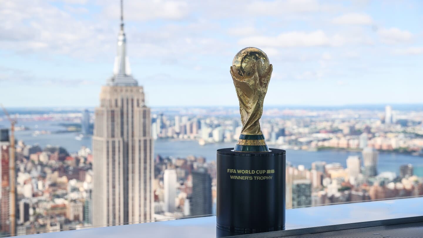 Trofeo de la Copa del Mundo con el horizonte de Nueva York