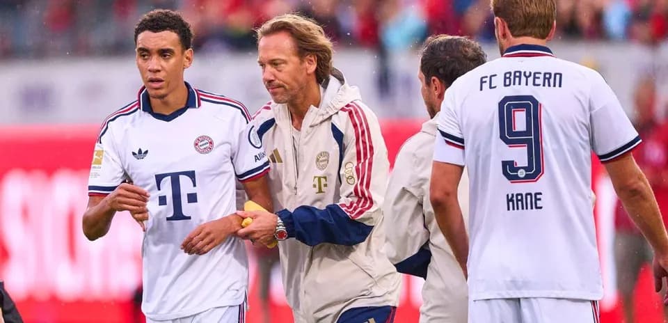 Jugadores del Bayern Múnich durante un cambio en el partido