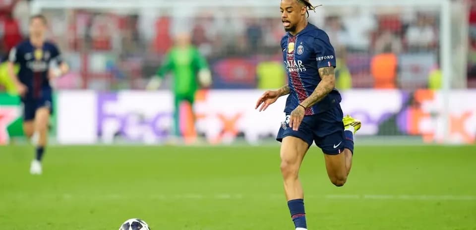Jugador de PSG corriendo tras el balón en campo