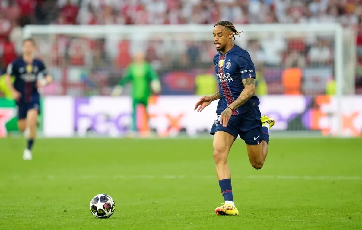 Jugador de PSG corriendo tras el balón en campo