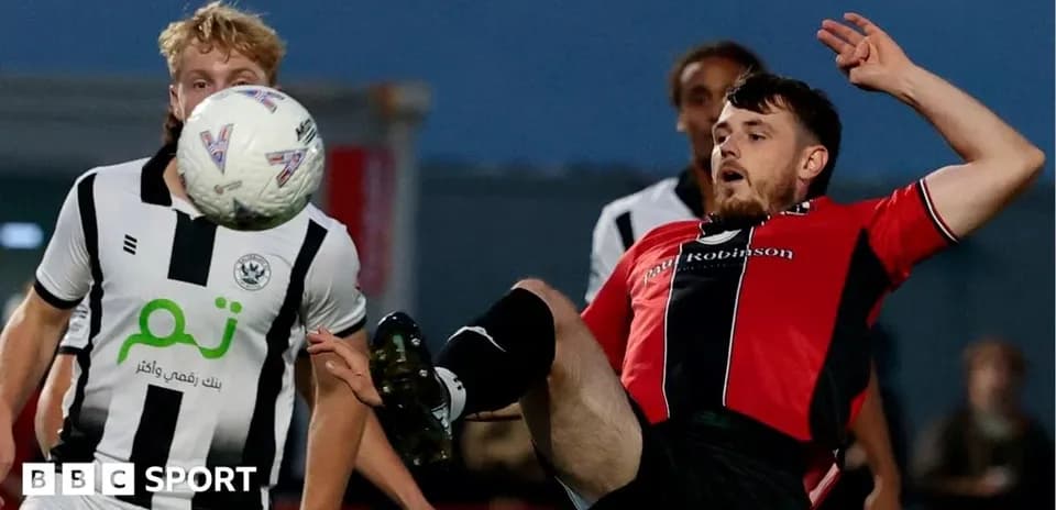 Jugador cae mientras intenta cabecear el balón