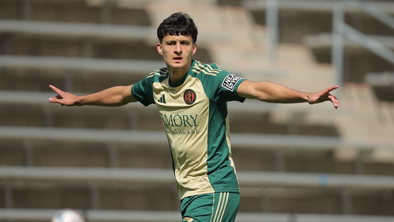 Jugador de Atlanta United II señalando durante el partido