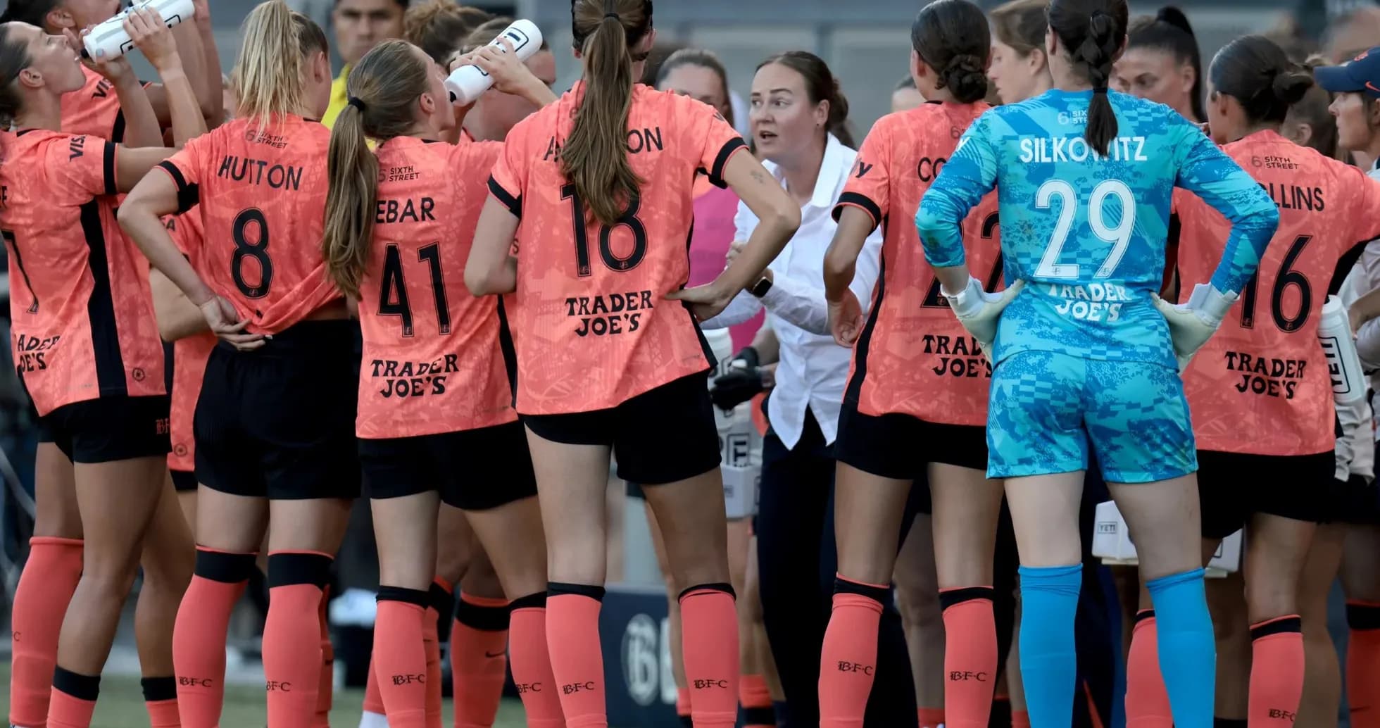 Jugadoras de Bay FC en tiempo muerto