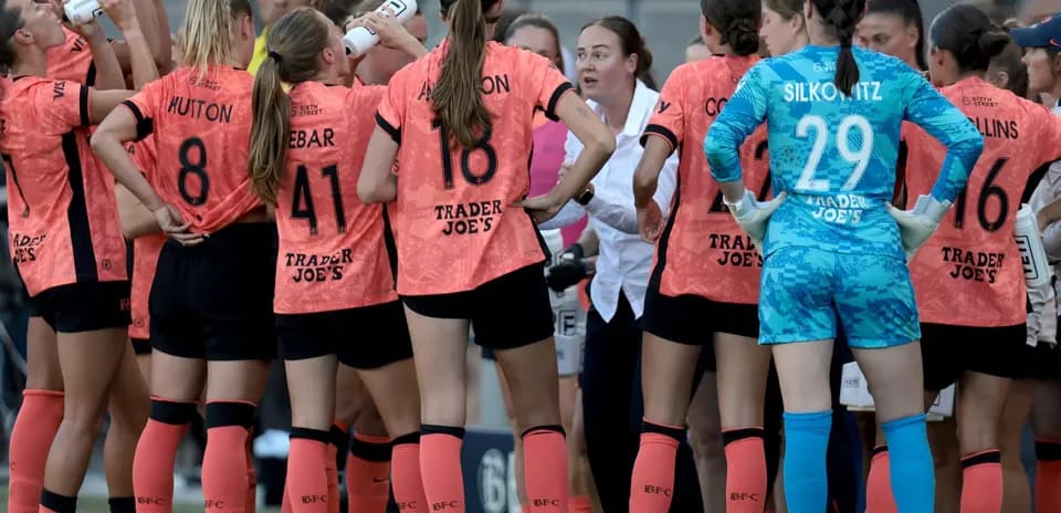 Jugadoras de Bay FC en tiempo muerto