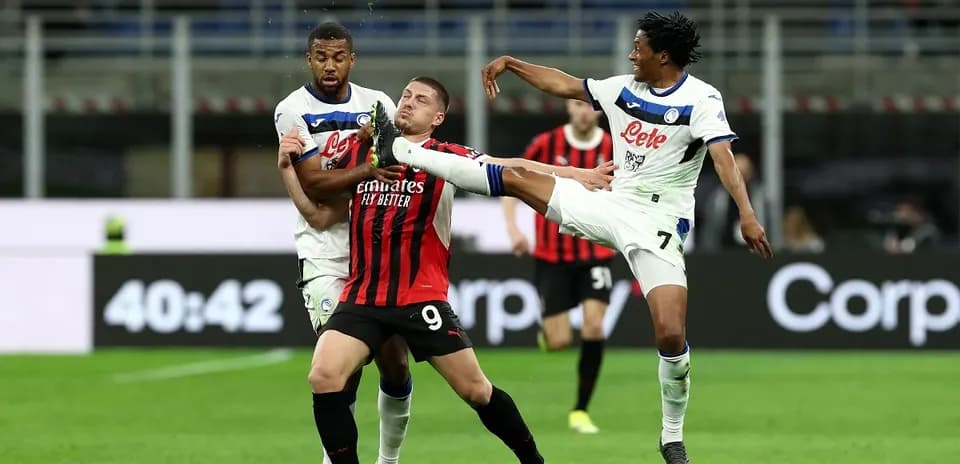 Jugador de AC Milan luchando por el balón
