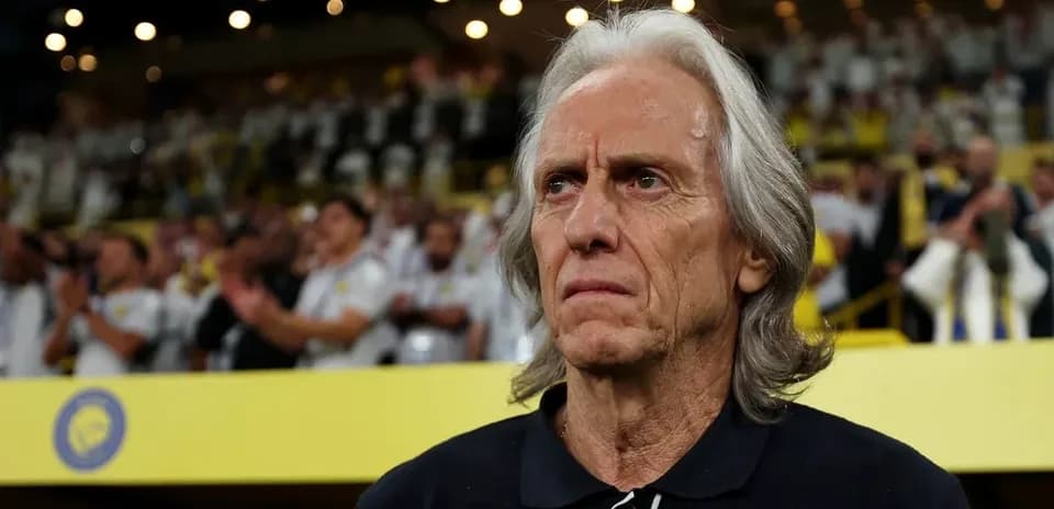 Entrenador en el banquillo durante el partido