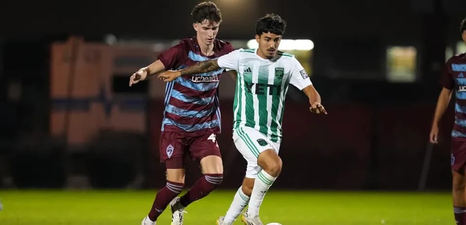 Jugador del Colorado Rapids II persigue el balón