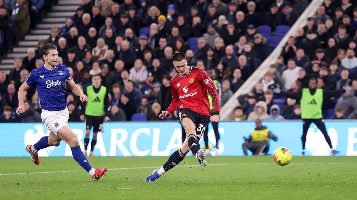 Jugador de Manchester United disparando a portería