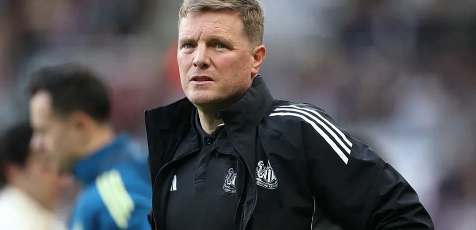 Entrenador de Newcastle en el banquillo durante el partido