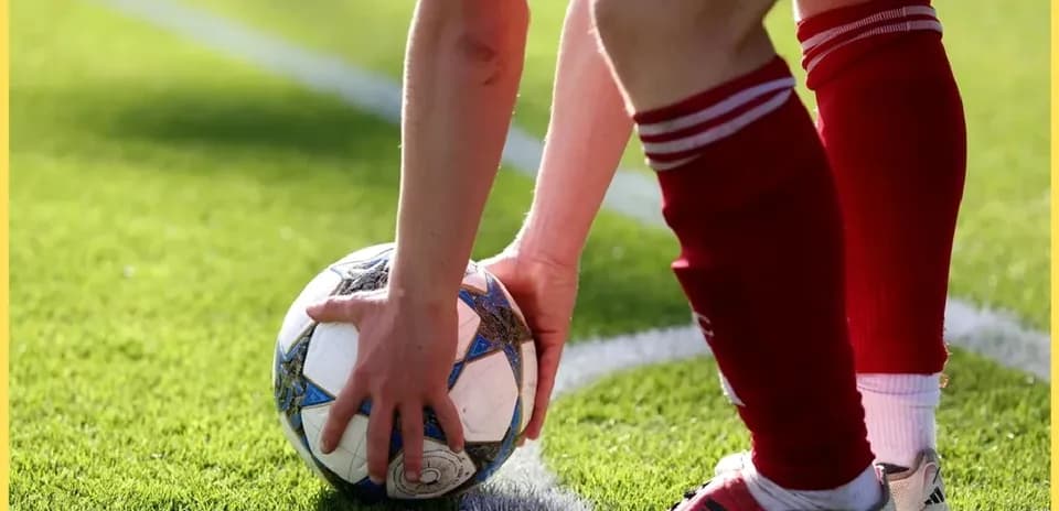 Jugador preparando un tiro libre con el balón