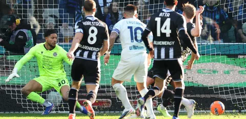 Lautaro Martínez intenta anotar un gol