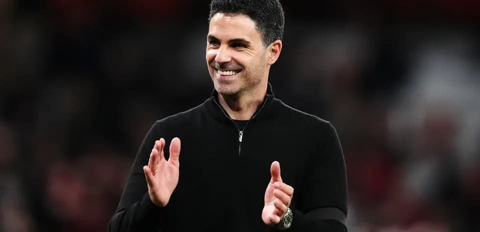 Entrenador aplaudiendo en el banquillo durante el partido