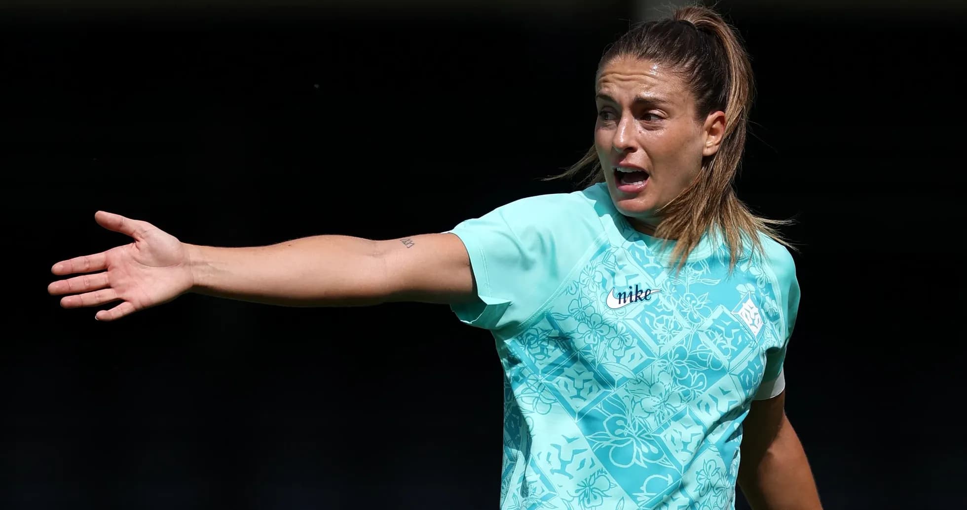 Jugadora dirigiéndose a sus compañeras durante entrenamiento