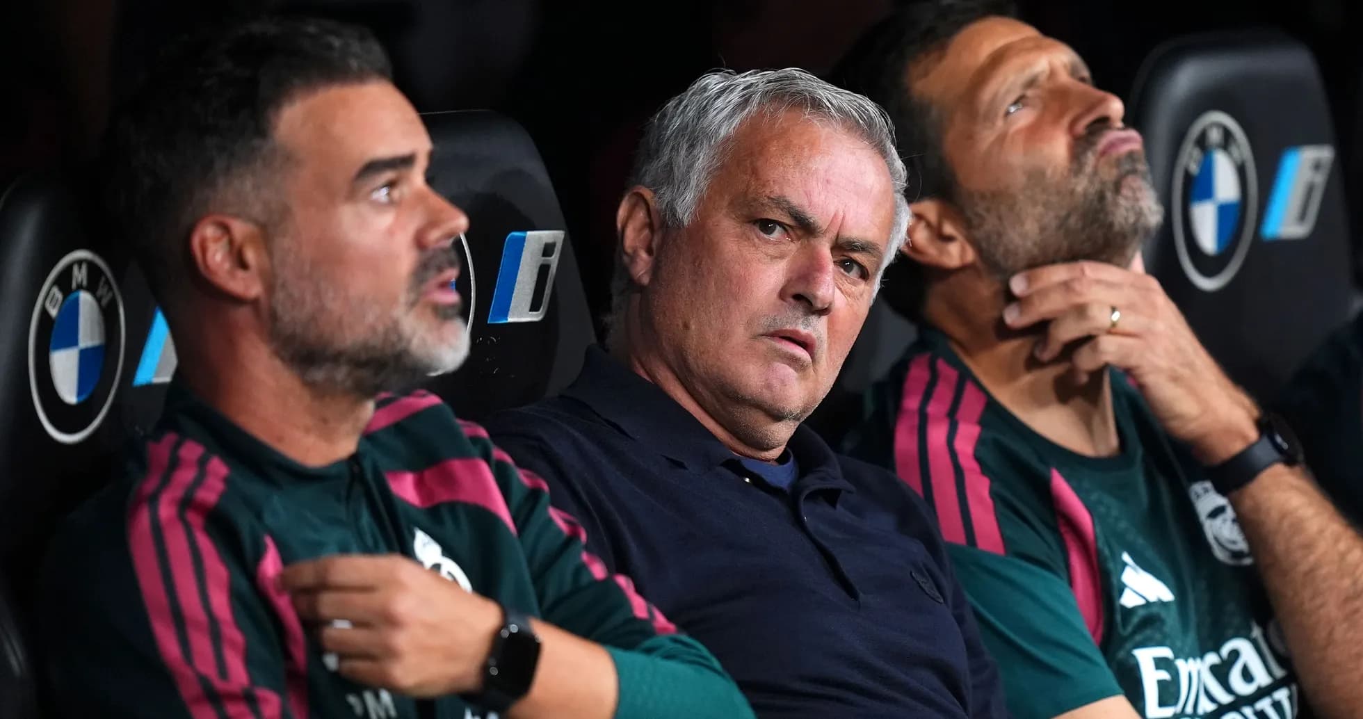 Entrenadores sentados en el banquillo durante partido