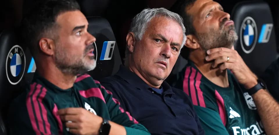 Entrenadores sentados en el banquillo durante partido