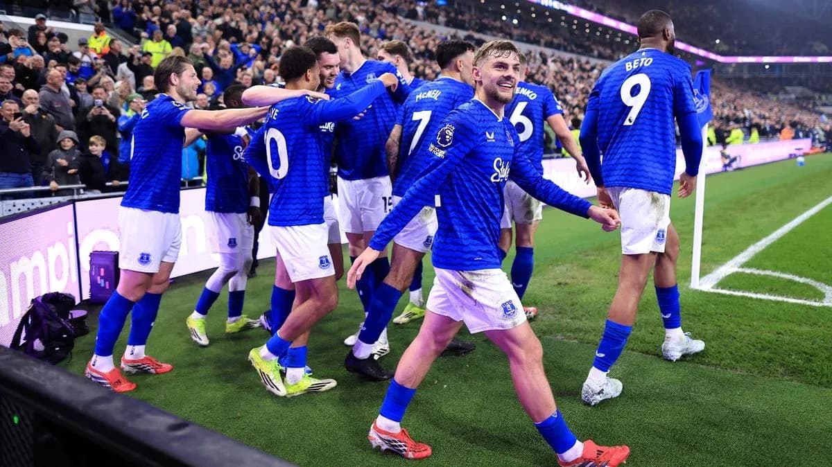 Jugadores de Everton celebrando un gol en el estadio