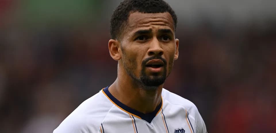 Jugador de fútbol con camiseta de Everton en acción