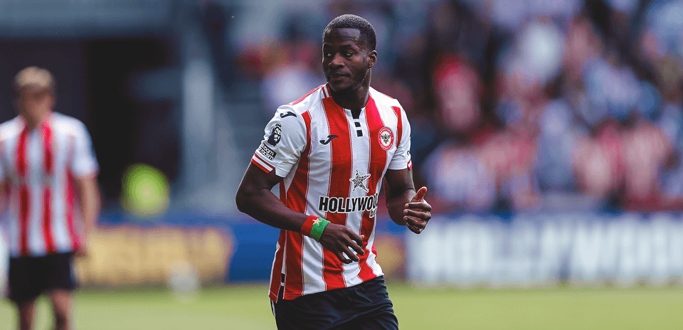 Jugador de Brentford en acción durante el partido