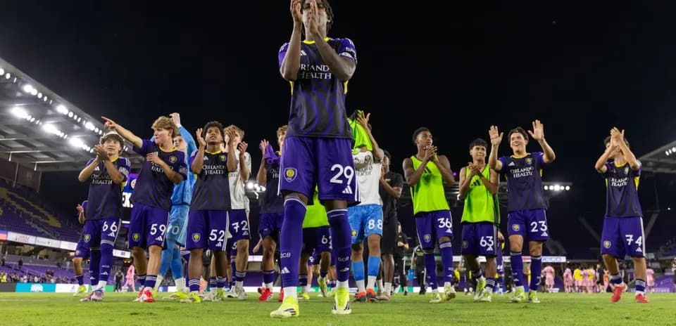 Jugadores de Orlando City II aplaudiendo a los aficionados