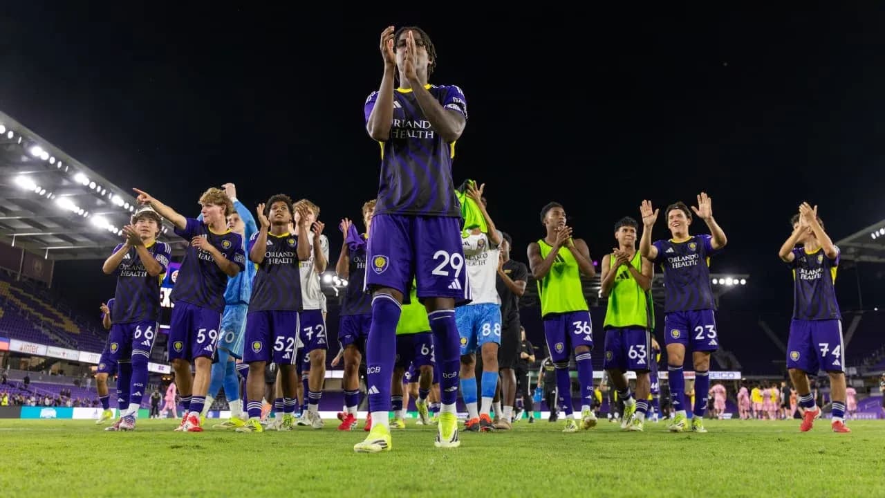 Jugadores de Orlando City II aplaudiendo a los aficionados