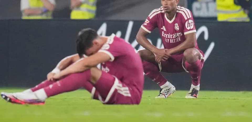 Jugadores de Real Madrid en el suelo tras partido