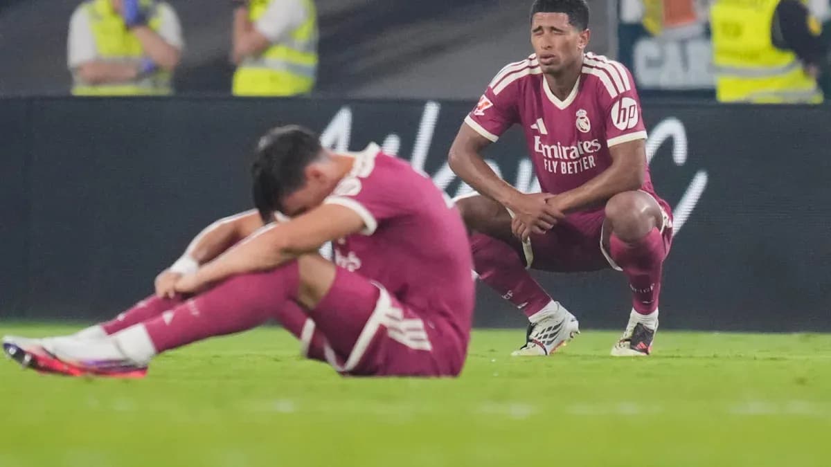 Jugadores de Real Madrid en el suelo tras partido