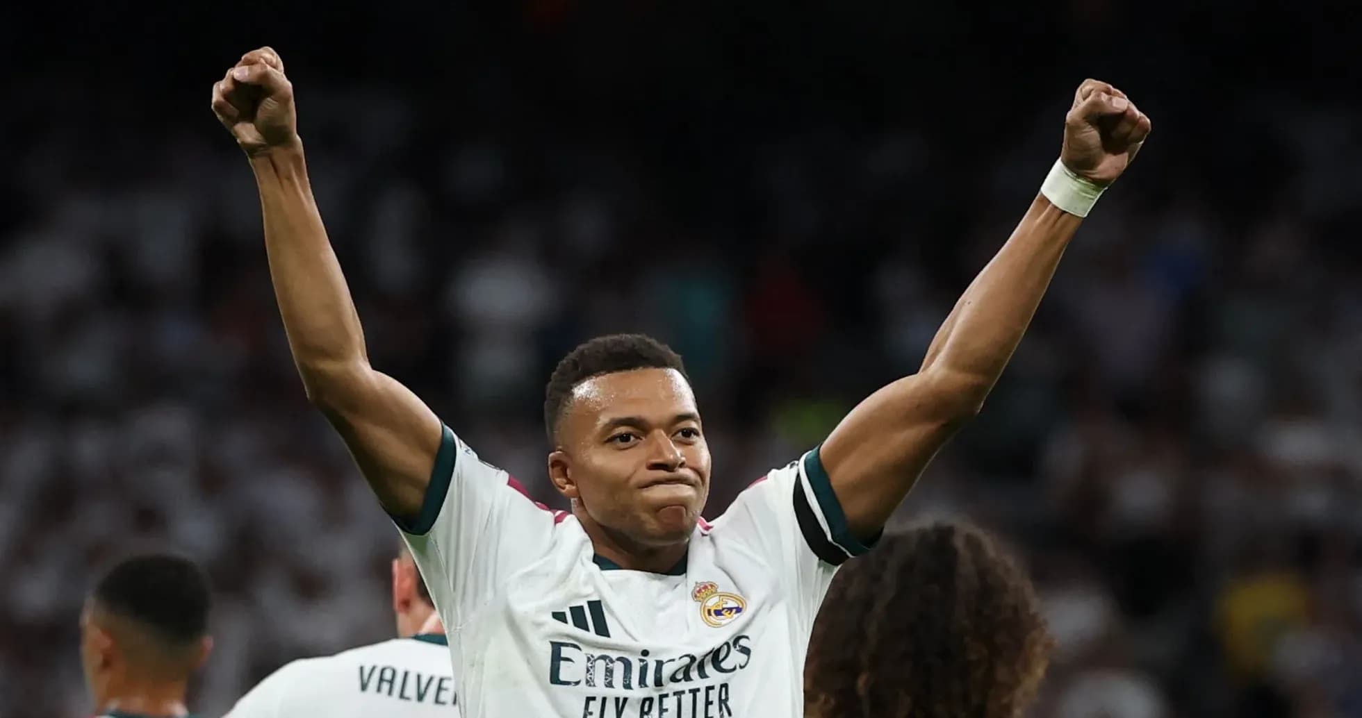 Jugador celebrando con los brazos levantados en el campo