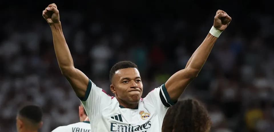 Jugador celebrando con los brazos levantados en el campo