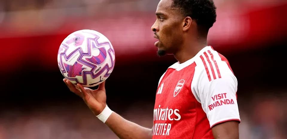 Jugador sosteniendo un balón en el campo