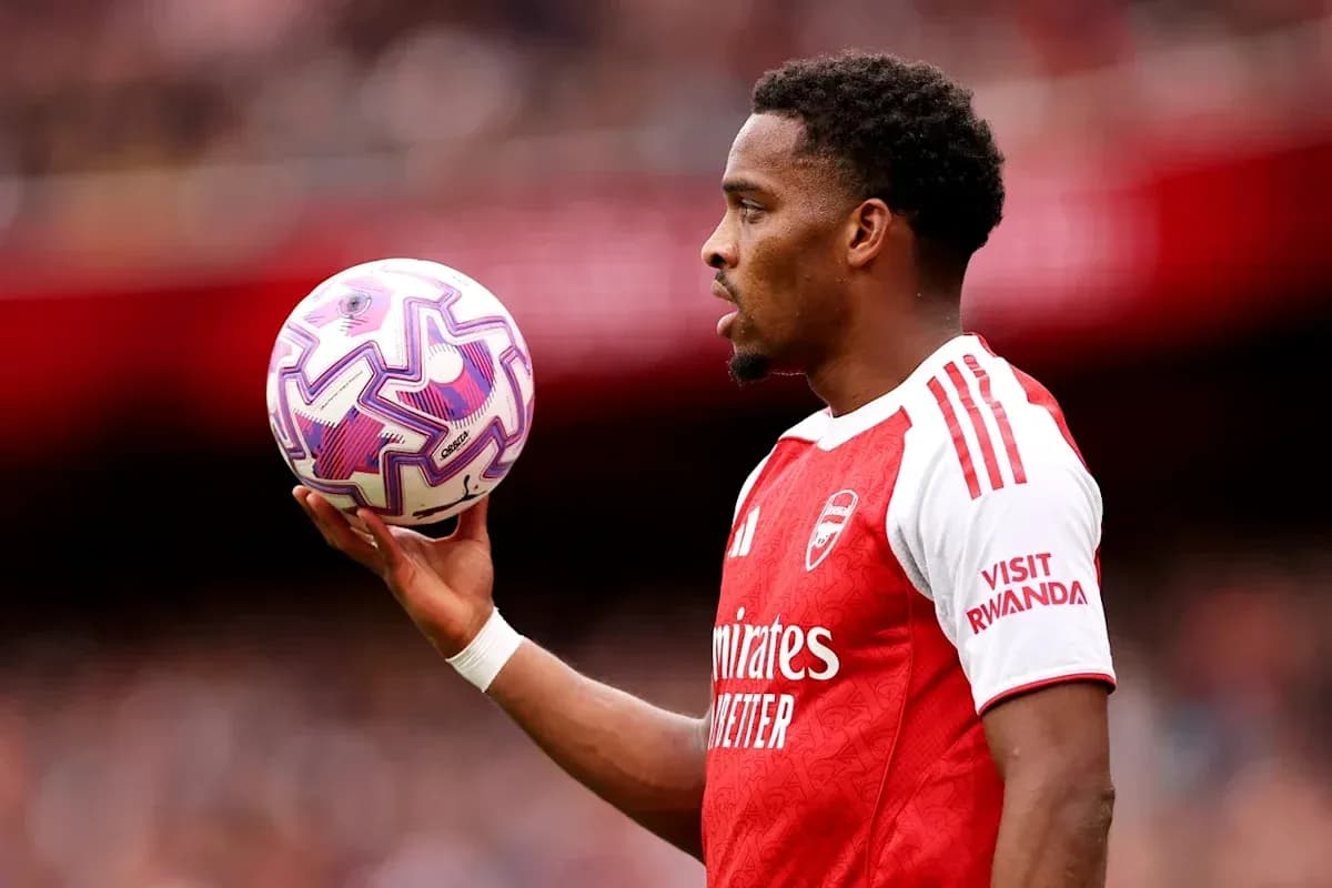 Jugador sosteniendo un balón en el campo