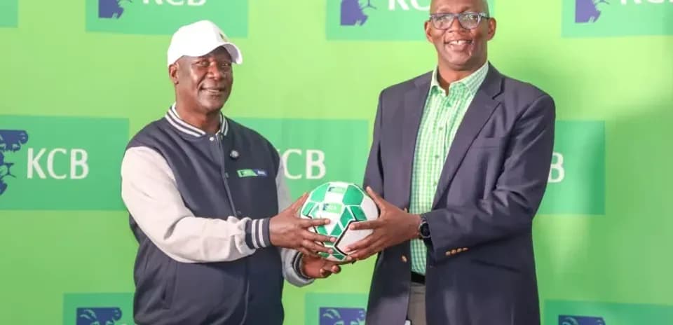 Dos hombres sosteniendo un balón de fútbol en evento