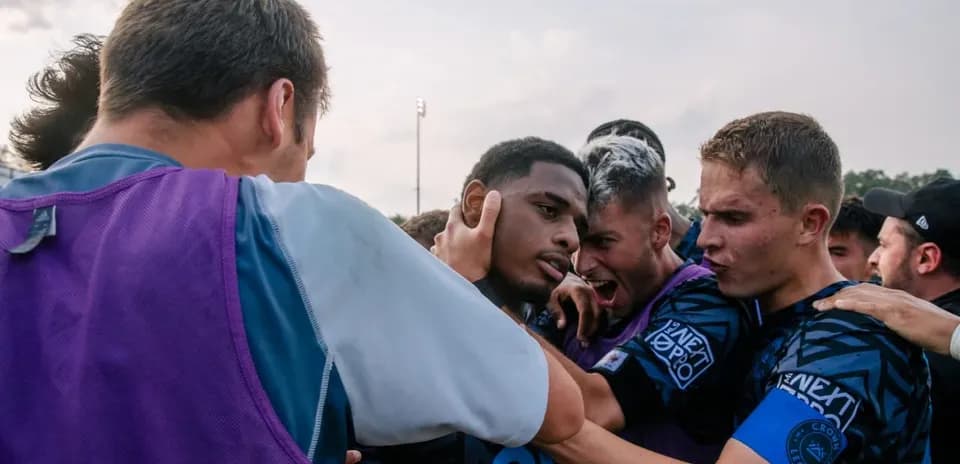 Jugadores celebrando durante el partido de fútbol