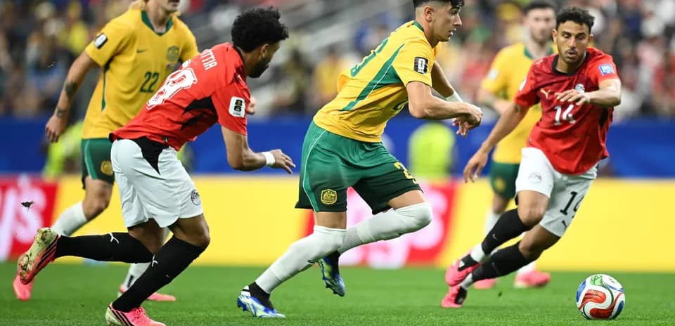 Jugadores de Australia y Egipto en acción