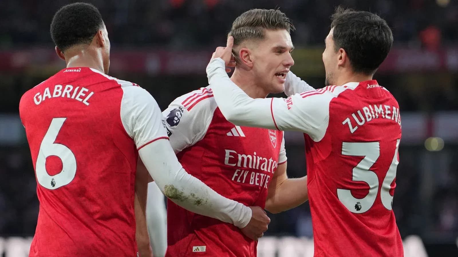 Jugadores de Arsenal celebrando un gol